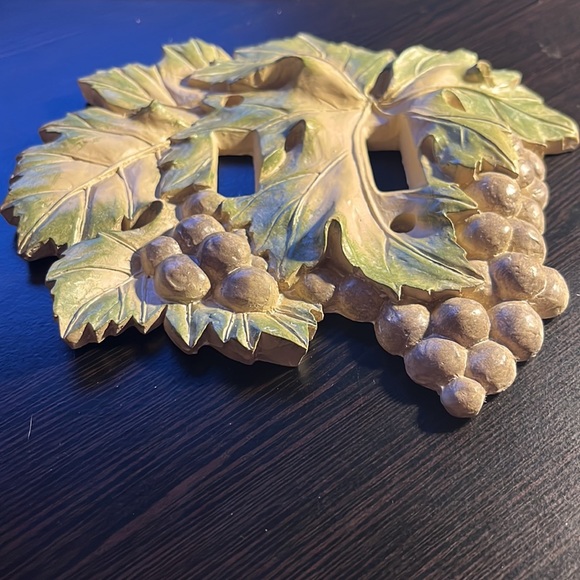 Vicki Lane 3-D grape vine ivy double decorative wall light switchplate - Picture 3 of 3